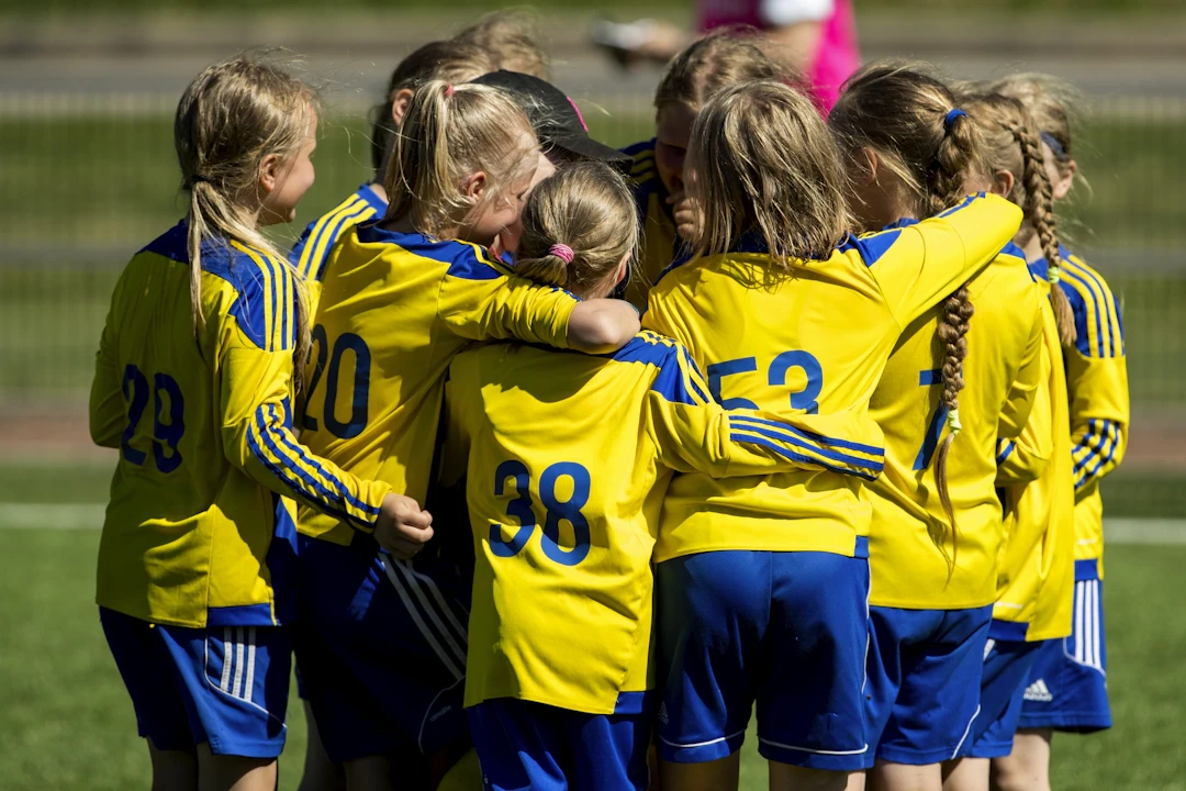 Unga fotbollsspelare samlade i en lagring